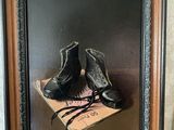 peinture représentant une paire de chaussures noires posée sur une boîte