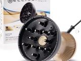 un gros plan sur un sèche-cheveux, avec une boîte en arrière-plan