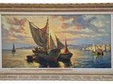 une peinture représentant un voilier sur l'eau, avec d'autres bateaux dans l'eau