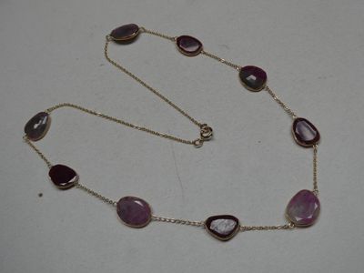 Collier en or jaune 18K, serti de 9 médaillons en racine de …