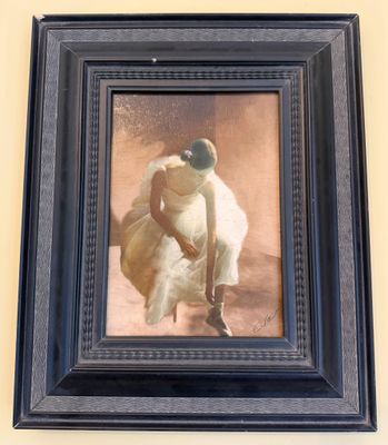 tableau représentant une femme en robe blanche et chapeau noir