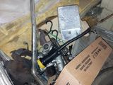 une boîte équipée d'un moteur et une boîte équipée d'un moteur