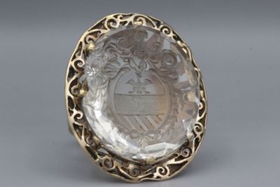 un gros plan d'une bague en argent sur laquelle est gravée l'image d'une femme
