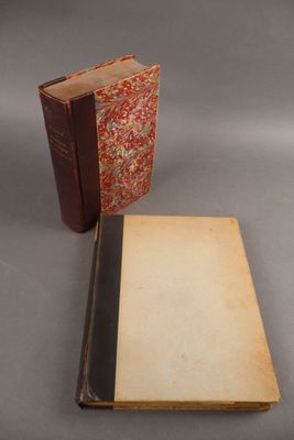 un vieux livre posé à côté d'un livre fermé sur une table