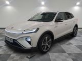 un 4x4 blanc garé sur un sol en damier dans un garage