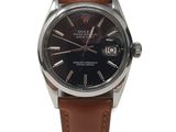 gros plan d'une montre sur fond blanc avec un bracelet marron