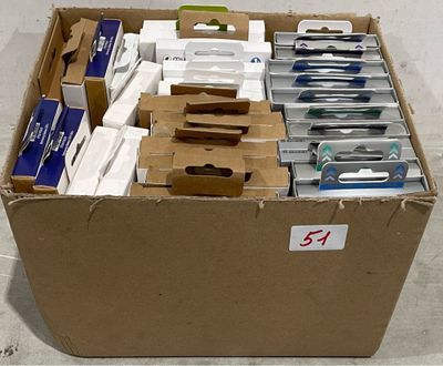 Des boîtes de brosses à dents sont empilées les unes sur les autres dans un carton
