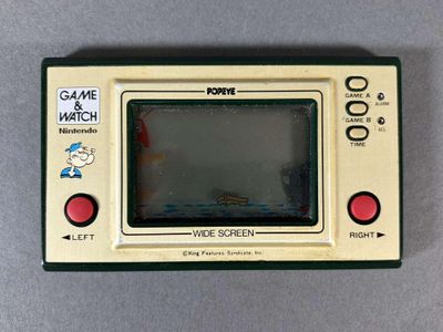 un vieux Game & Watch posé sur une table