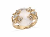 un gros plan d'une bague sertie d'une pierre blanche et de diamants