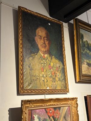 de nombreux tableaux accrochés au mur de cette pièce
