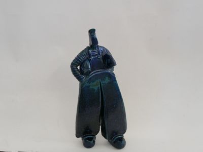 figurine représentant un homme en costume bleu, un pistolet à la main