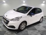 la petite voiture blanche est garée sur un carrelage à carreaux