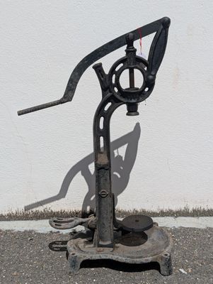 une vieille machine qui est posée contre le mur d'un immeuble