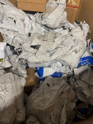 un tas d'ordures dans une boîte en carton posée par terre