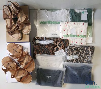 de nombreuses paires de chaussures et de sacs sur une étagère