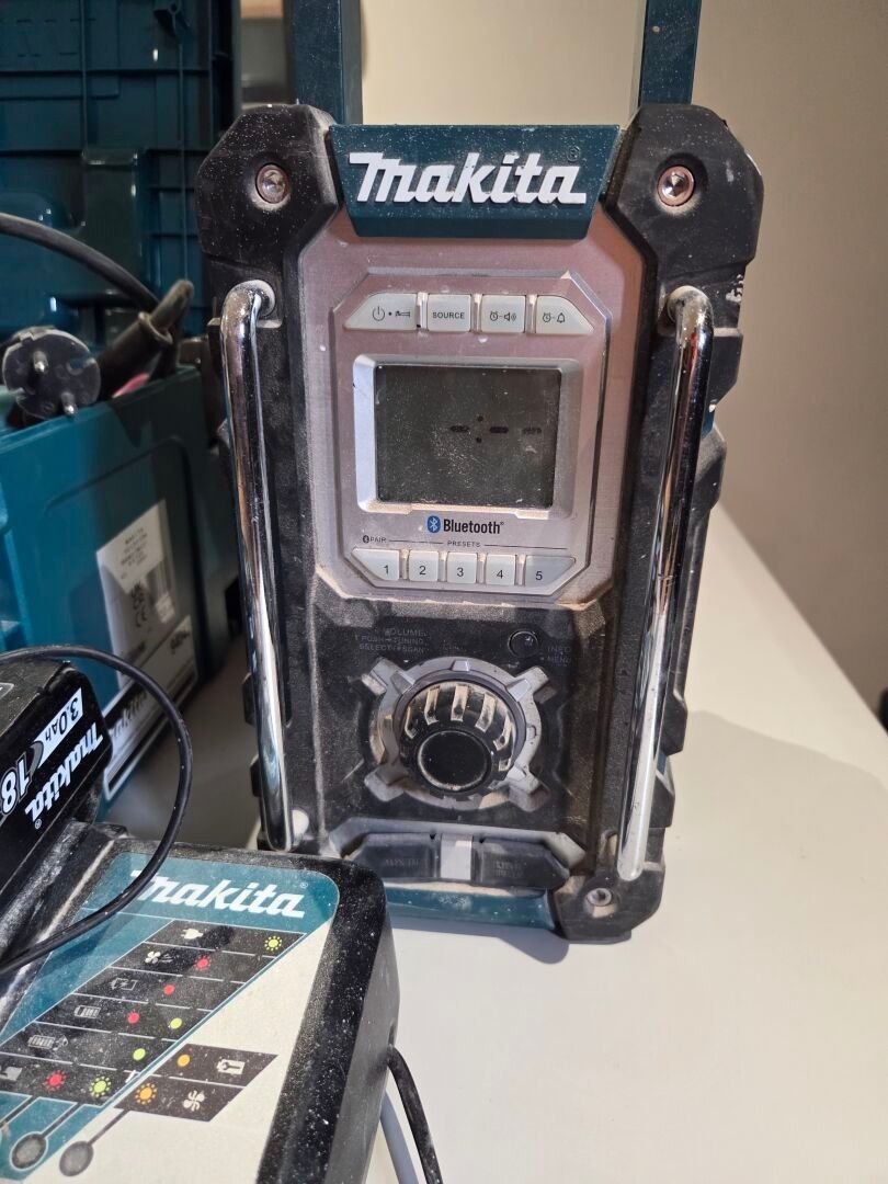 Ponceuse à bandes Makita 94 04J filaire + radio de chantier …