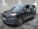 La camionnette noire est garée dans le garage, sur un sol à damier.