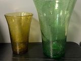 deux vases posés sur une table l'un à côté de l'autre