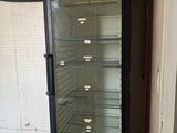 une glacière à Coca-Cola vide dans un coin de la pièce