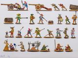 de nombreuses figurines de différents types et tailles sont exposées