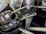 les nombreuses casseroles et poêles qui se trouvent sur la cuisinière