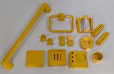 beaucoup d'objets jaunes posés sur la table
