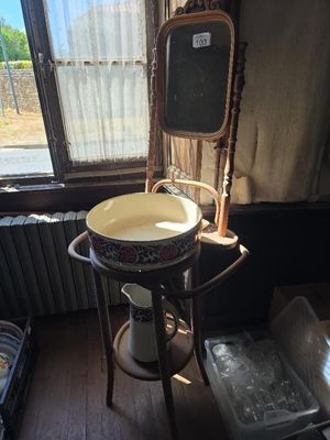 une salle de bain avec un lavabo et un miroir