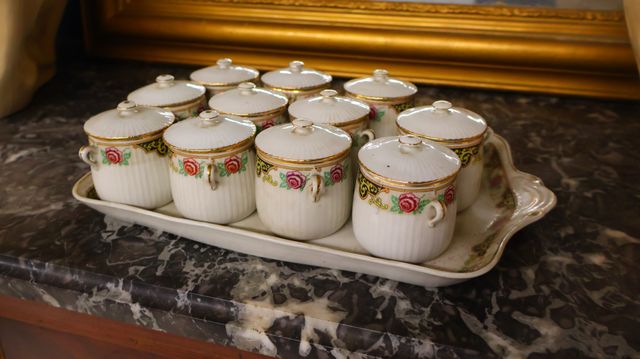 LA MEHUNITE - Partie de service à crème composé d'un plateau et d...