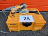 une boîte jaune sur laquelle est posée une ponceuse