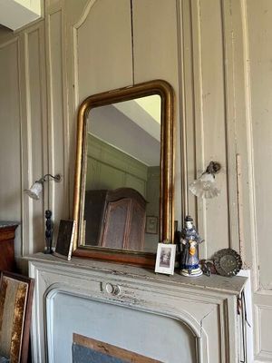 une cheminée surmontée d'un miroir dans un salon