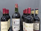plusieurs bouteilles de vin sont alignées sur une table
