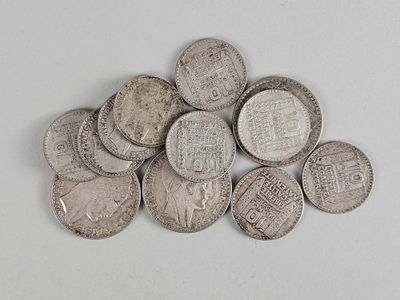 quelques pièces d'argent empilées les unes sur les autres sur une surface blanche