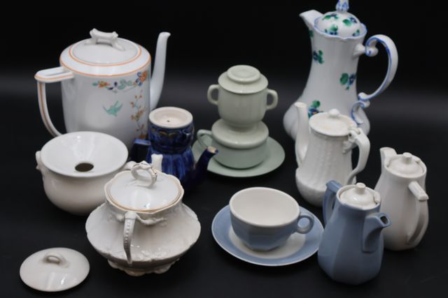 Crachoir, 3 assiettes, 3 verseuses, 1 expresso (petite égrenure à...