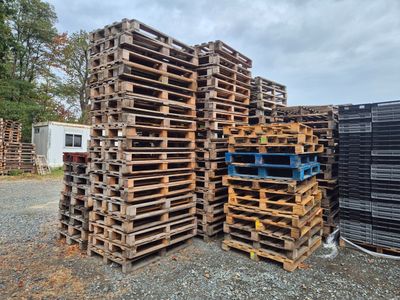 plusieurs palettes de bois empilées les unes sur les autres