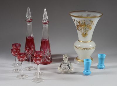 un grand nombre d'objets en verre posés sur une table