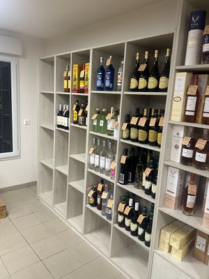 de nombreuses bouteilles de vin sur les étagères de la pièce