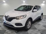 la voiture blanche est garée sur un sol en damier dans le garage