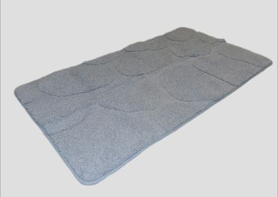 tapis de bain gris avec un motif ondulé sur fond blanc