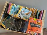 une boîte en carton remplie de livres sur une table