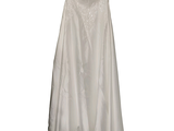 une robe de mariée suspendue à un cintre sur fond blanc