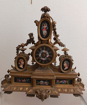 Pendule en bronze doré à décor de 3 médaillons en porcelaine…