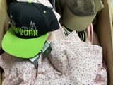 une boîte en carton remplie de chapeaux et de vêtements