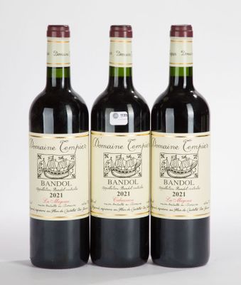 trois bouteilles de vin sont alignées sur une surface blanche