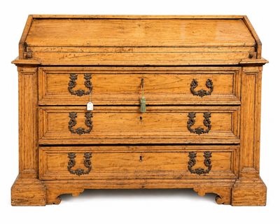 une vieille commode en bois surmontée d'une horloge
