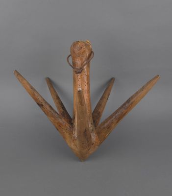 une image représentant une sculpture en bois d'un oiseau sur fond gris