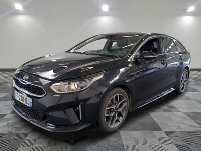 la voiture noire est garée sur un sol en damier dans le garage