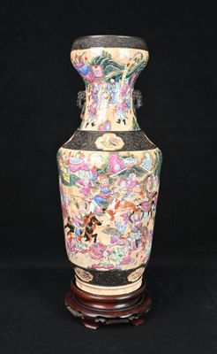 un vase posé sur un socle, sur un fond noir