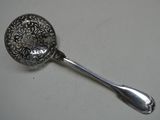 une cuillère en argent ornée d'un motif floral