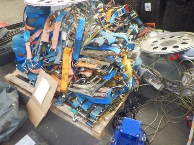 une pile d'objets assortis sur une palette
