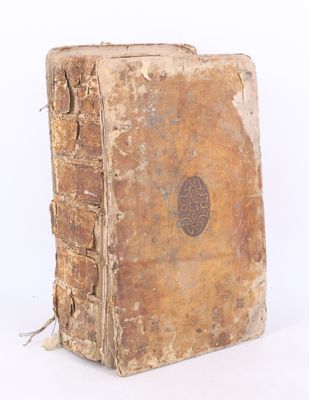 un vieux livre posé sur une surface blanche